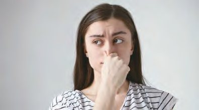 聞到異味捏住鼻子的女性
